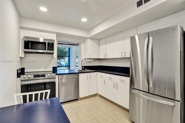 Building Photo - 1000 Parkview Dr