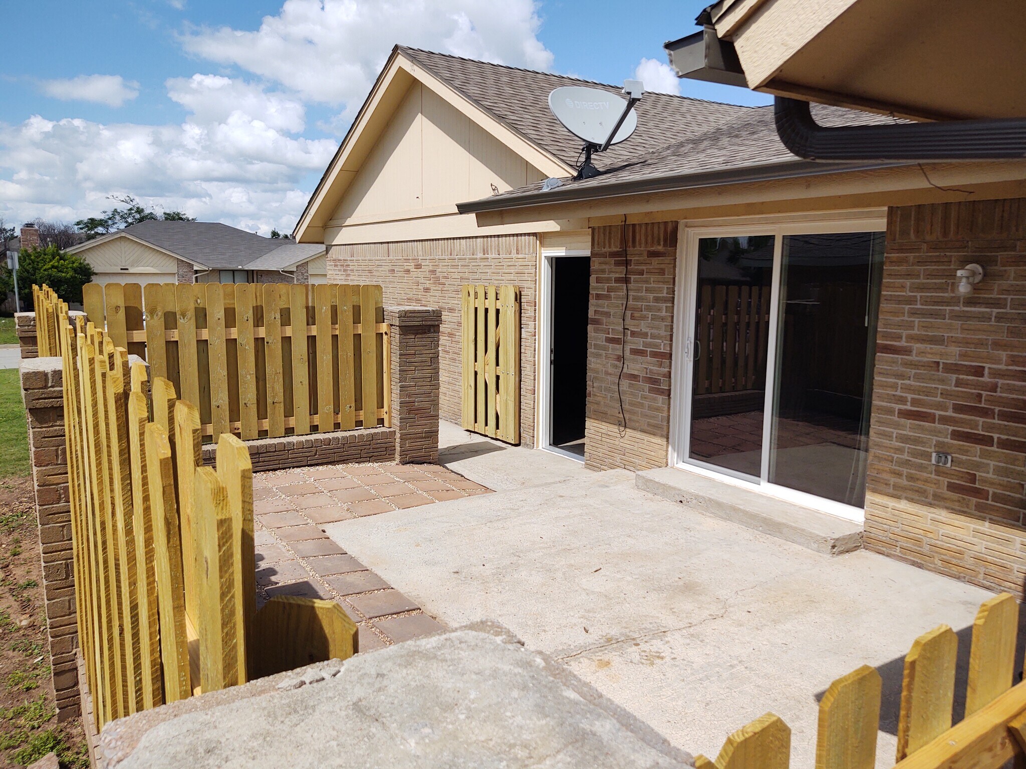 Lovely Fenced in Courtyard - 7126 NW 116th St