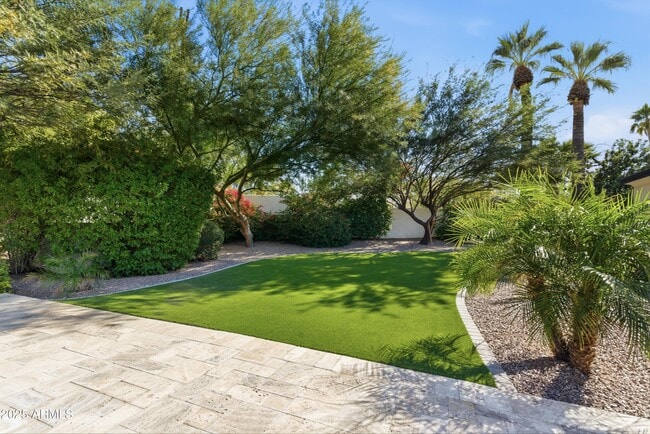 Building Photo - 4601 N Royal View Dr