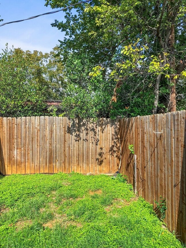 Building Photo - 821 N Mesquite St