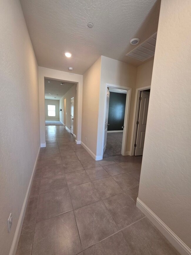 Building Photo - 3 bedroom 2 Bathroom available in desirabl...