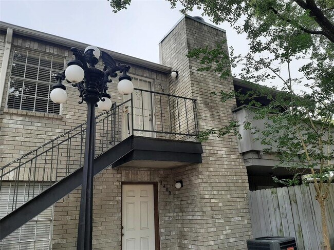 Building Photo - 9700 Leawood Blvd