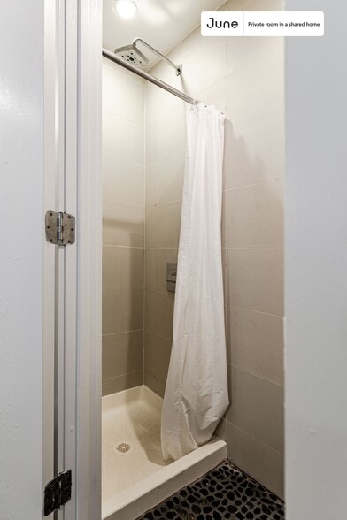 Building Photo - Room in Shared 4 bed/2 bath home