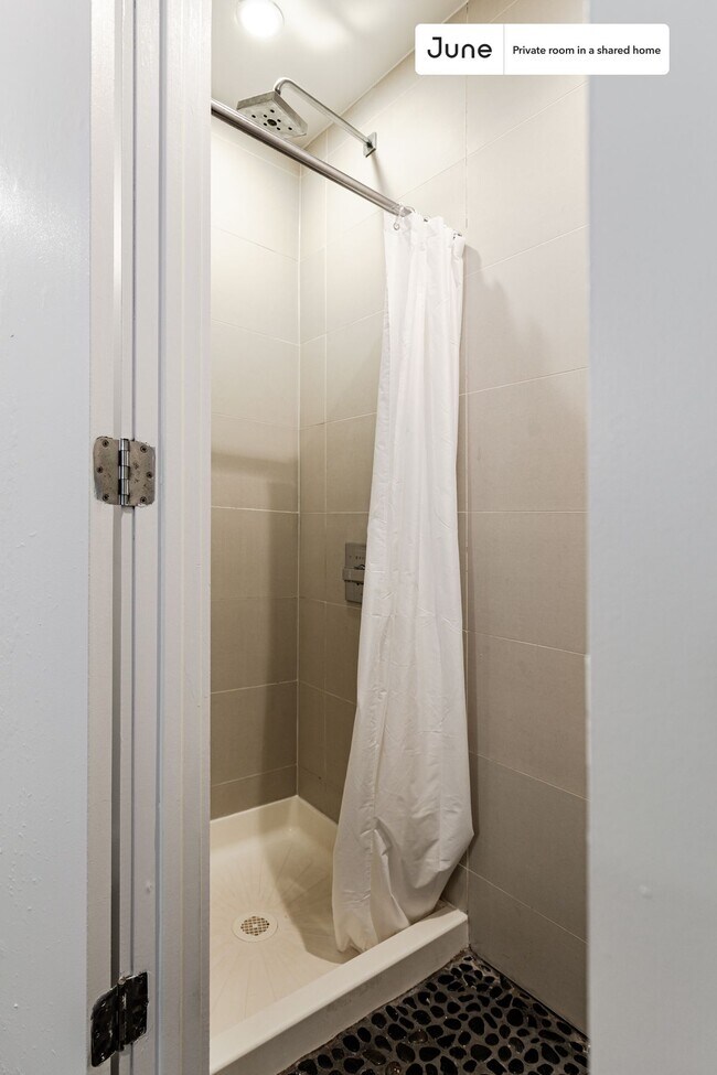 Building Photo - Room in Shared 4 bed/2 bath home