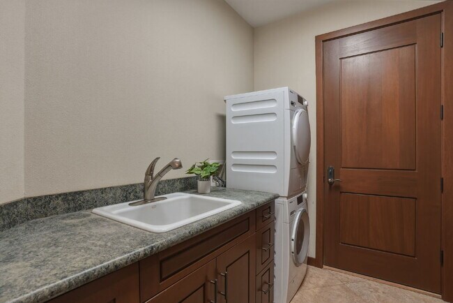 Building Photo - Beautiful 3-Bedroom Home Above Miller’s Landing with River and Mountain Vistas