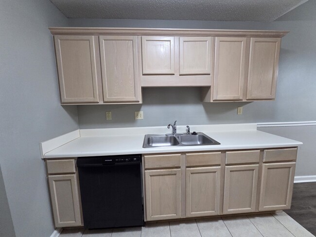 Building Photo - 7733 Shadowland Dr