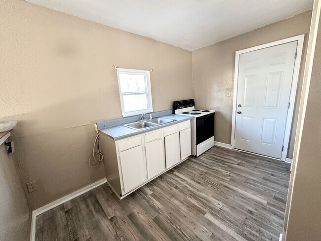 Building Photo - AFFORDABLE 2BEDROOM 1 BATH W/ SPACIOUS FEN...