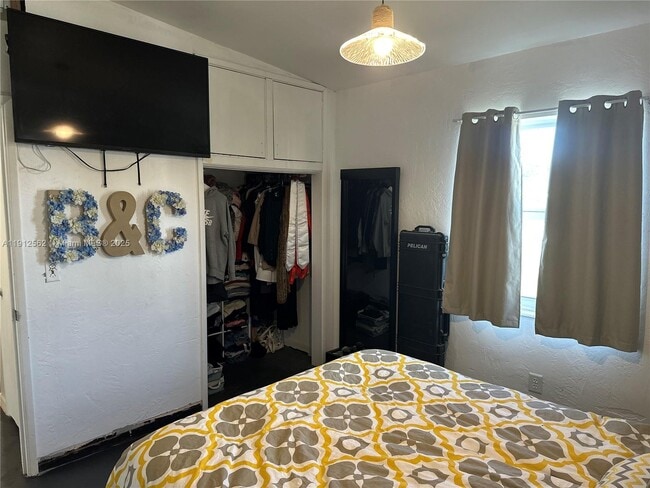 Building Photo - 420 NE 12th St