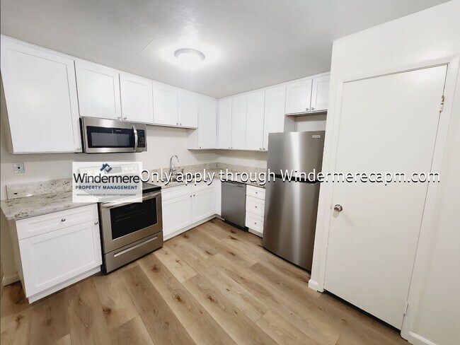 Building Photo - Gorgeous Halfplex in the heart of Carmichael! Available Now!