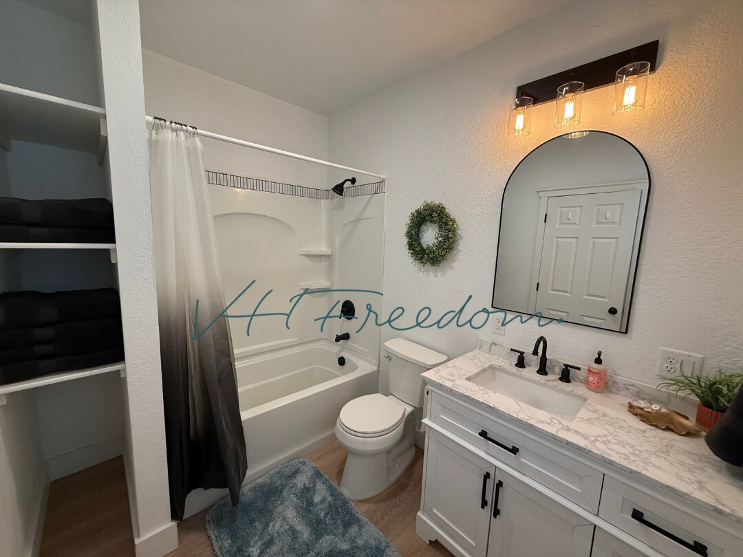 Building Photo - 826 7th Ave N