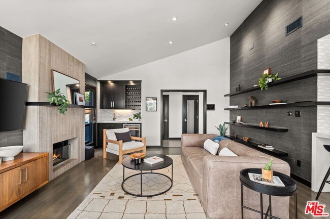 Building Photo - 28207 Laura La Plante Dr