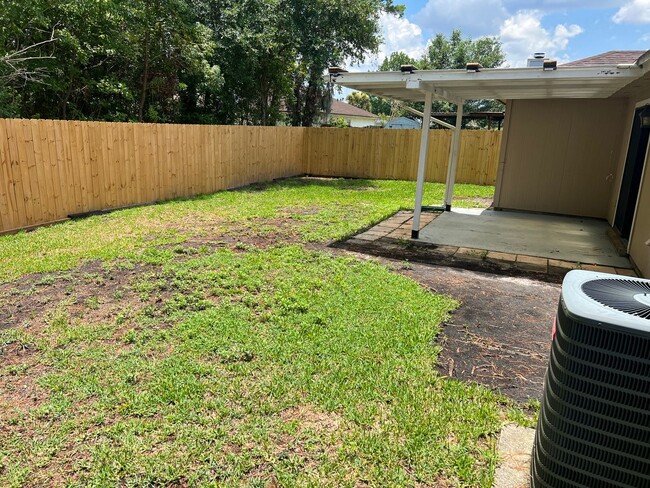 Building Photo - 3 bedroom 2 bath beauty