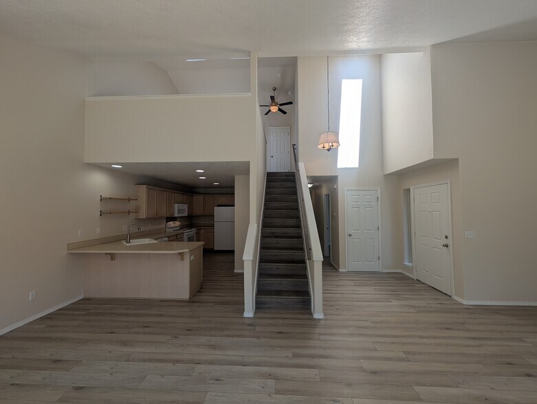Building Photo - 6925 / 6927 Ridgetop Dr NE