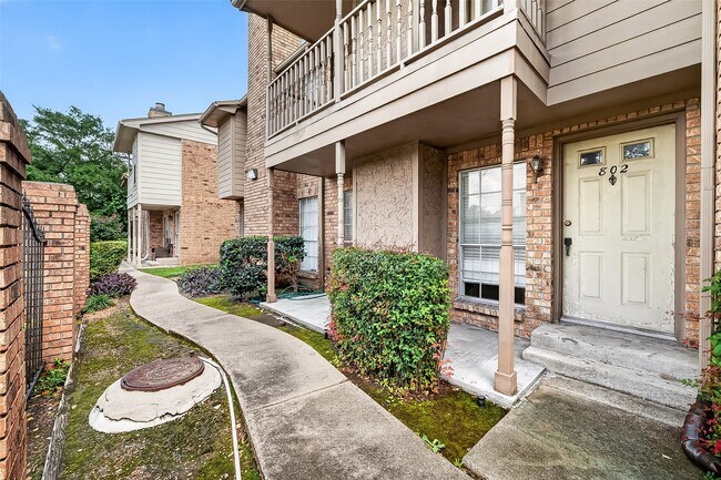 Building Photo - 10615 Briar Forest Dr