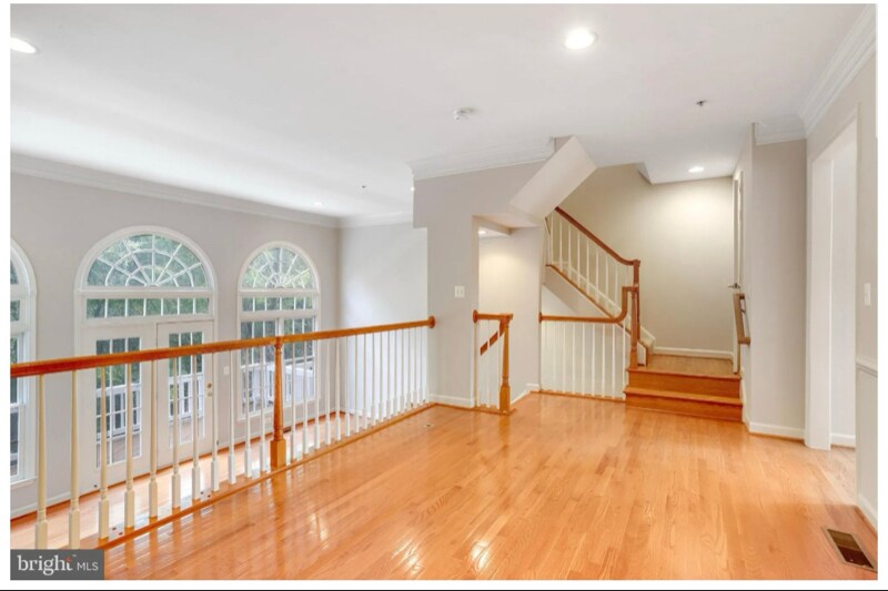 Building Photo - 213 Oak Knoll Terrace