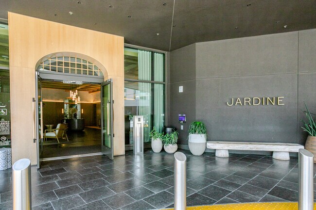 Building Photo - 6390 De Longpre Ave