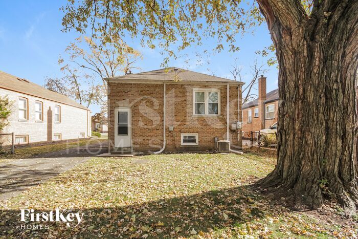 Building Photo - 8912 S Sacramento Ave