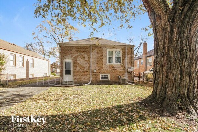 Building Photo - 8912 S Sacramento Ave