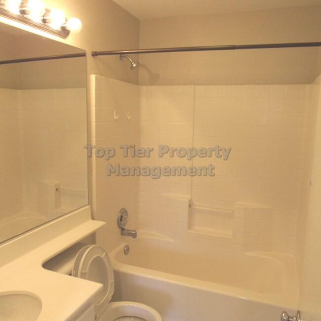 Building Photo - ****Beautiful 2 bed/2.5 bath House in Grea...