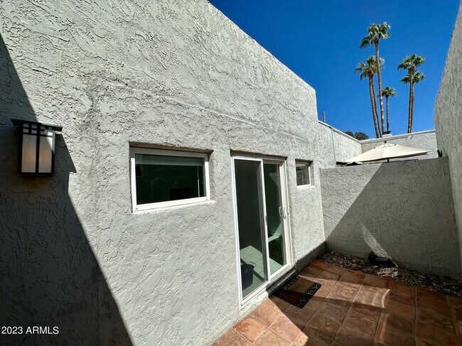 Building Photo - 821 E Orange Dr