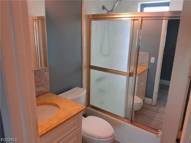 Building Photo - 893 Iris Dr