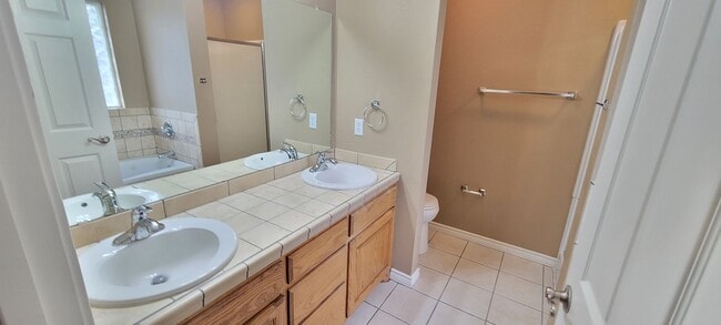 Building Photo - LARGE 4 BEDROOM HOME IN NORTHEAST CLOVIS
