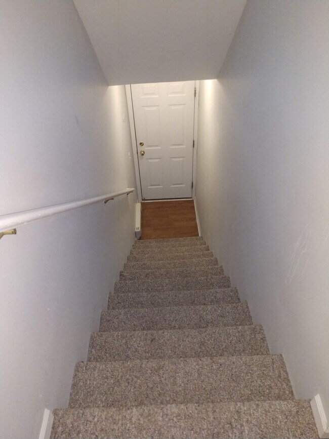 Building Photo - Upper Condo in Woodside Meadows