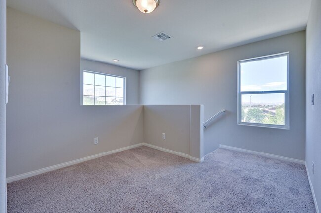 Building Photo - NW!! Solar!!  Gated!!  Bed and bath downst...
