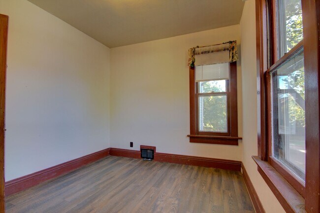 Building Photo - SL NIE2405