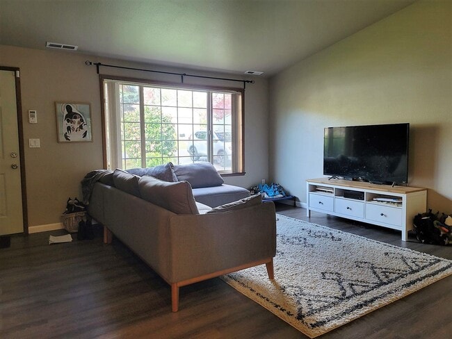 Building Photo - 3 bedroom home in great Keyport location!