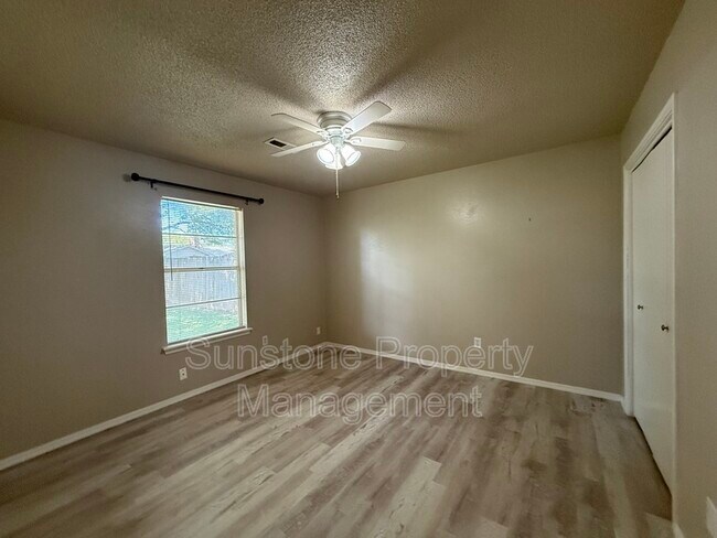 Building Photo - 308 W Austin St