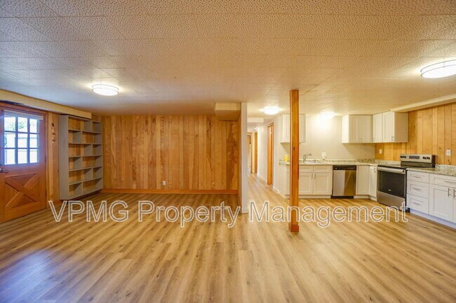 Building Photo - 6904 NE 70th St