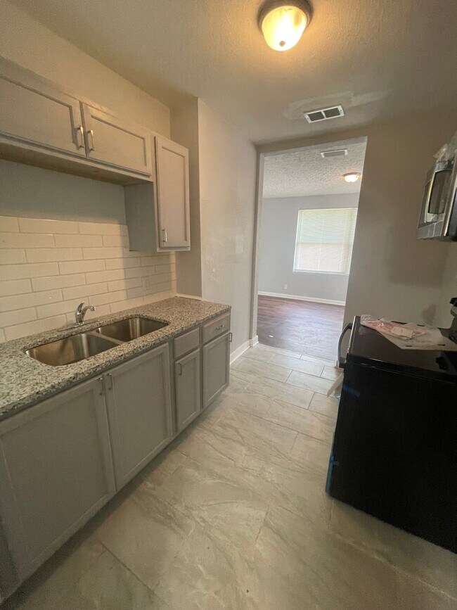 Building Photo - 3/1 Single family home : Available now!