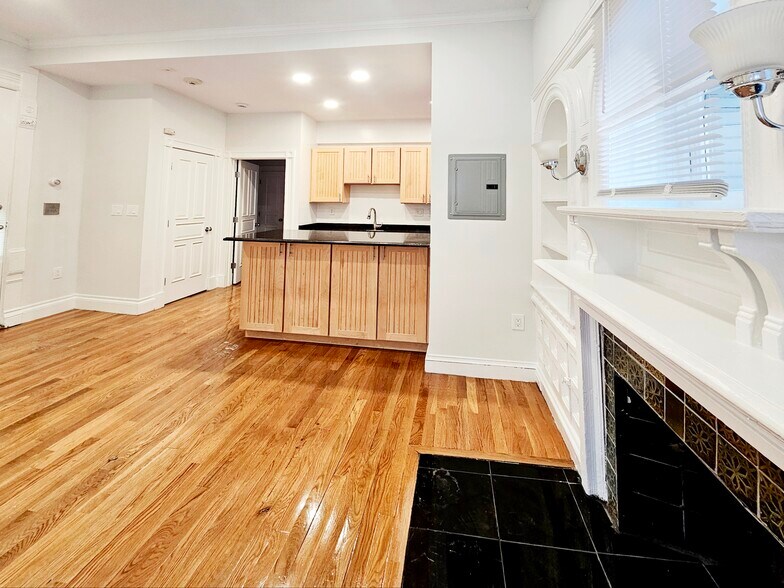 Building Photo - 197 Commonwealth Ave