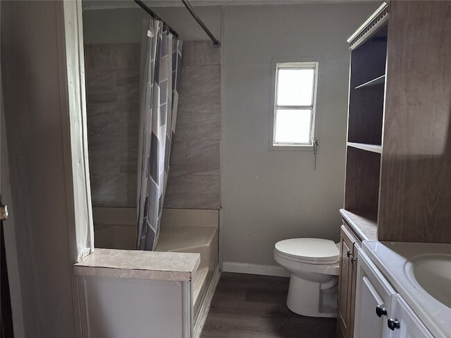 Building Photo - 854 Queenswood St