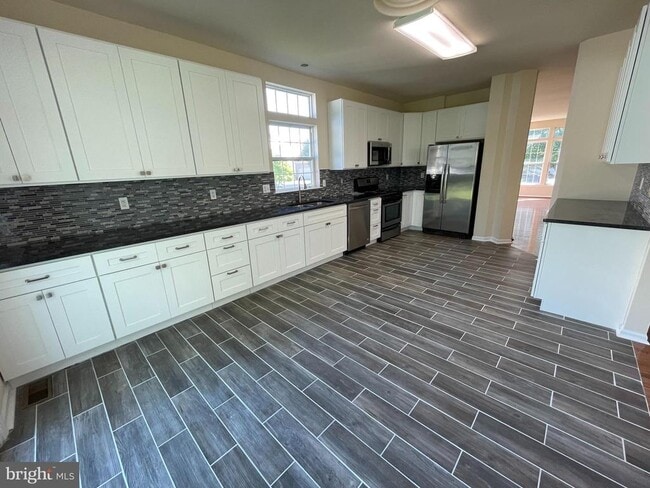 Building Photo - 106 Europa Blvd