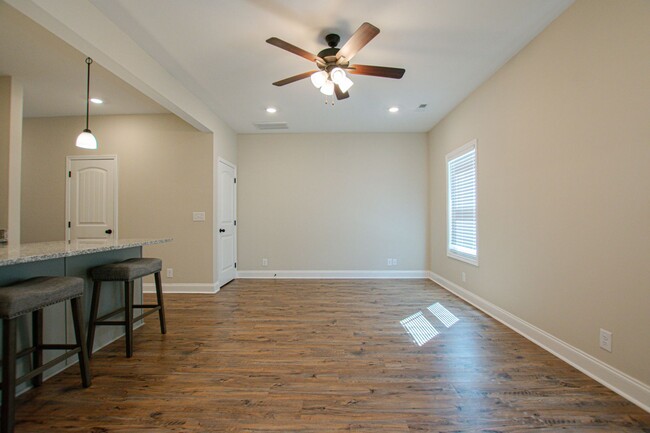 Building Photo - Pet Friendly Two Bedroom!