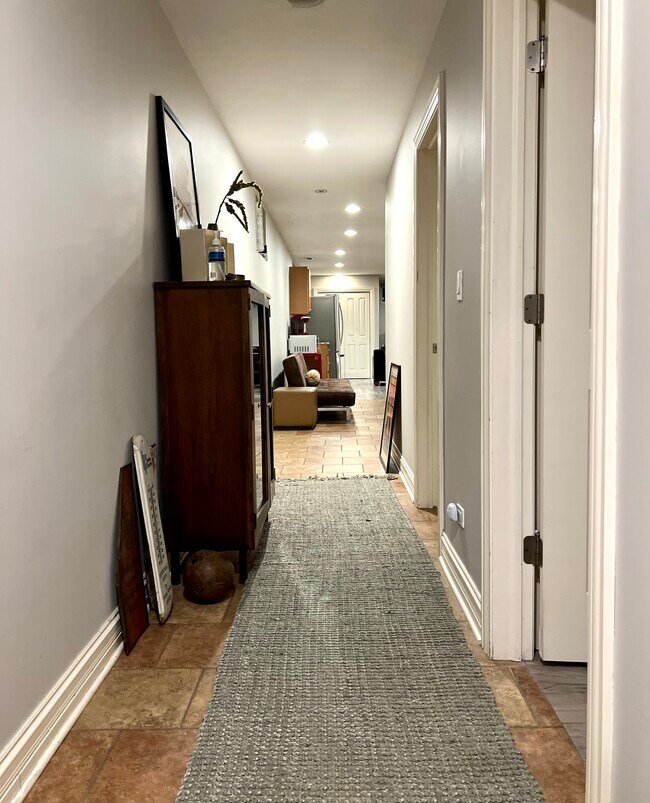 Building Photo - 1525 N Maplewood Ave