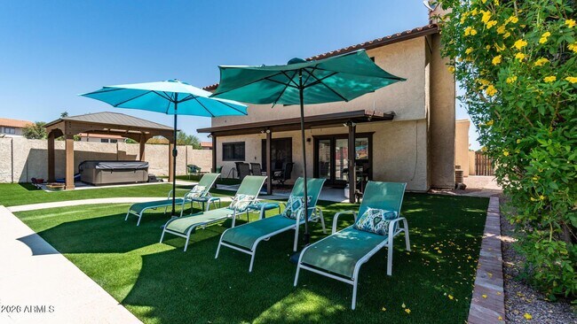 Building Photo - 1460 N La Rosa Dr