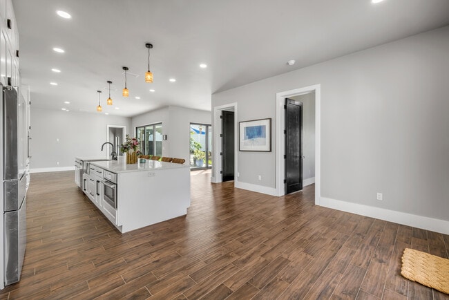 Building Photo - 1707 N Peninsula Ave