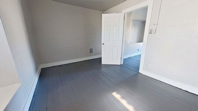 Building Photo - Second-Floor Apartment Accepting Housing Vouchers - MOVE IN SPECIAL