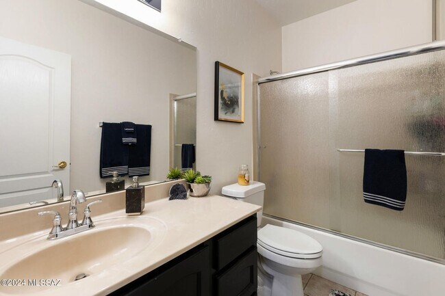 Building Photo - Oro Valley Stunner