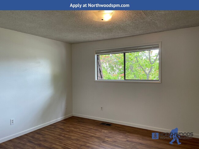 Building Photo - Newly Renovated 2 Bedroom 1.5 Bathroom Dup...