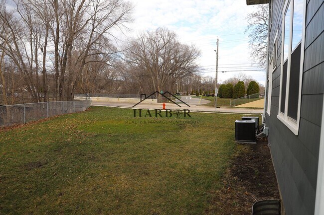 Building Photo - 11th Avenue NE Duplex
