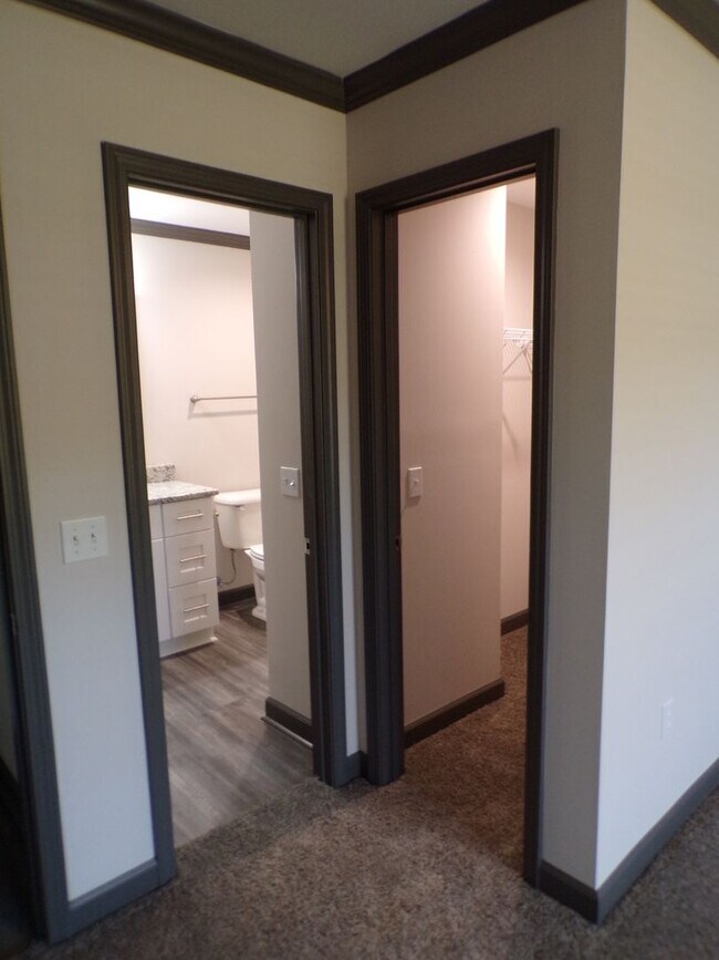 Building Photo - Shady Oak Apartments, Lowe Drive, Enterpri...