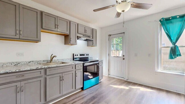 Building Photo - Newly Renovated 2 Bedroom Apartment - Heat...