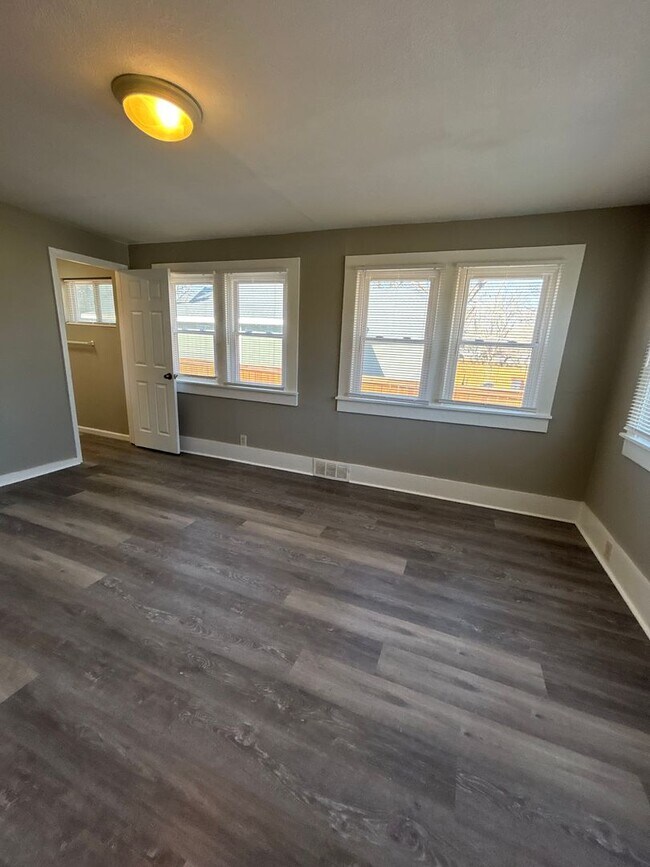 Building Photo - Remodeled And Very Adorable 3 Bedroom/2 Bathroom House