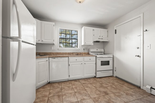 Building Photo - 340 Charter Oak St