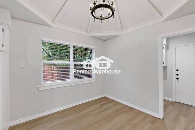 Building Photo - MOVE IN READY COMPLETELY UPDATED - 3BED/2B...