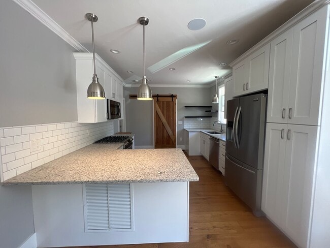 Building Photo - Charming Two bedroom Home